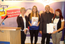 DSC07345 (na zdjęciu) Dyrektor IV LO - Jolanta Maćkowiak, kordynator projektu w IV LO - Karol Płokarz oraz uczennice