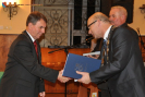 80 - Mieczysław Szempiński, przewodniczący Rady Powiatu oraz wiceprzewodniczący Marek Michalczak i Zygmunt Lubieniecki wręczyli Radnym dyplomy i pamiątkowe albumy