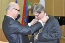 0066 - Mieczysław Szempiński przekazuje insygnie Andrzejowi Leraczykowi