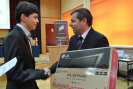 (od lewej) Robert Wodnik zdobywca I miejsca i tytułu Elektronika 2012, wicestrosta Tomasz Ławniczak