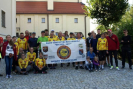 uczestnicy_przed_klasztorem_w_ostrzeszowie.jpg