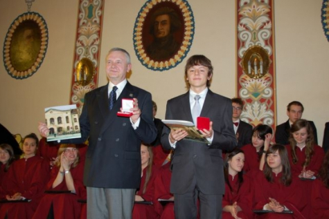 <p>od lewej: Krzysztof Mikusiński - Zasłużony dla szkoły oraz Rafał Ziąbka - Wybitny absolwent</p>