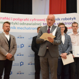 Odebrali certyfikaty 