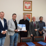 Podczas renowacji ołtarza odkryli polichromie 