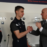 Mistrzowsko skręca nie tylko rurki