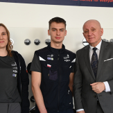 Mistrzowsko skręca nie tylko rurki