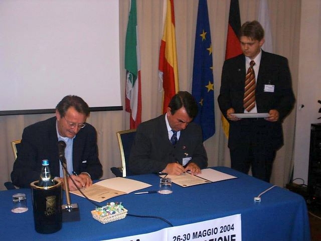 * 2004_podpisanie_umowy.jpg