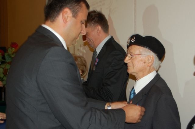* e__jakubek_odbiera_medal_pro_memoria.jpg